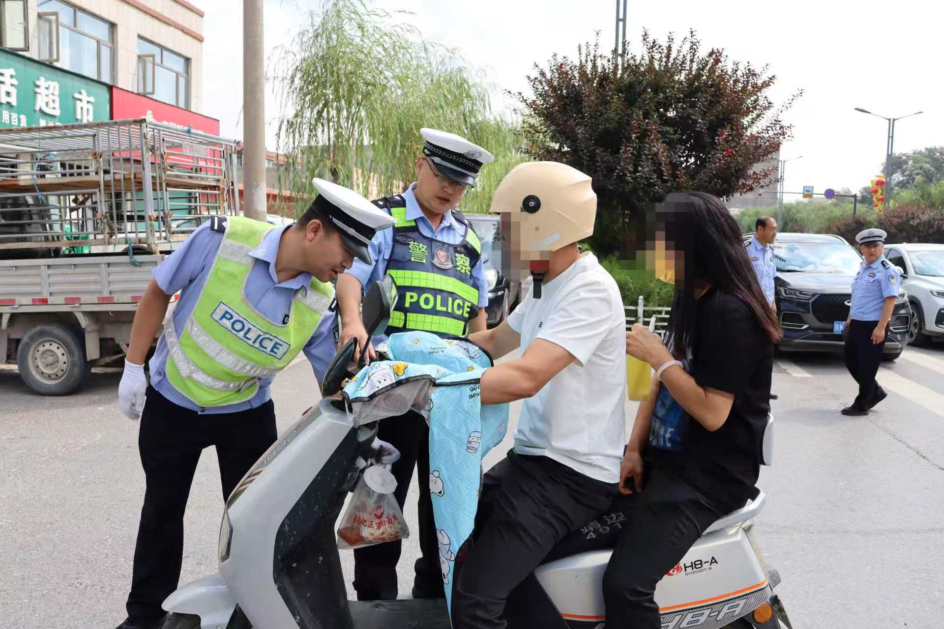 靖边交警全力净化校园周边道路环境