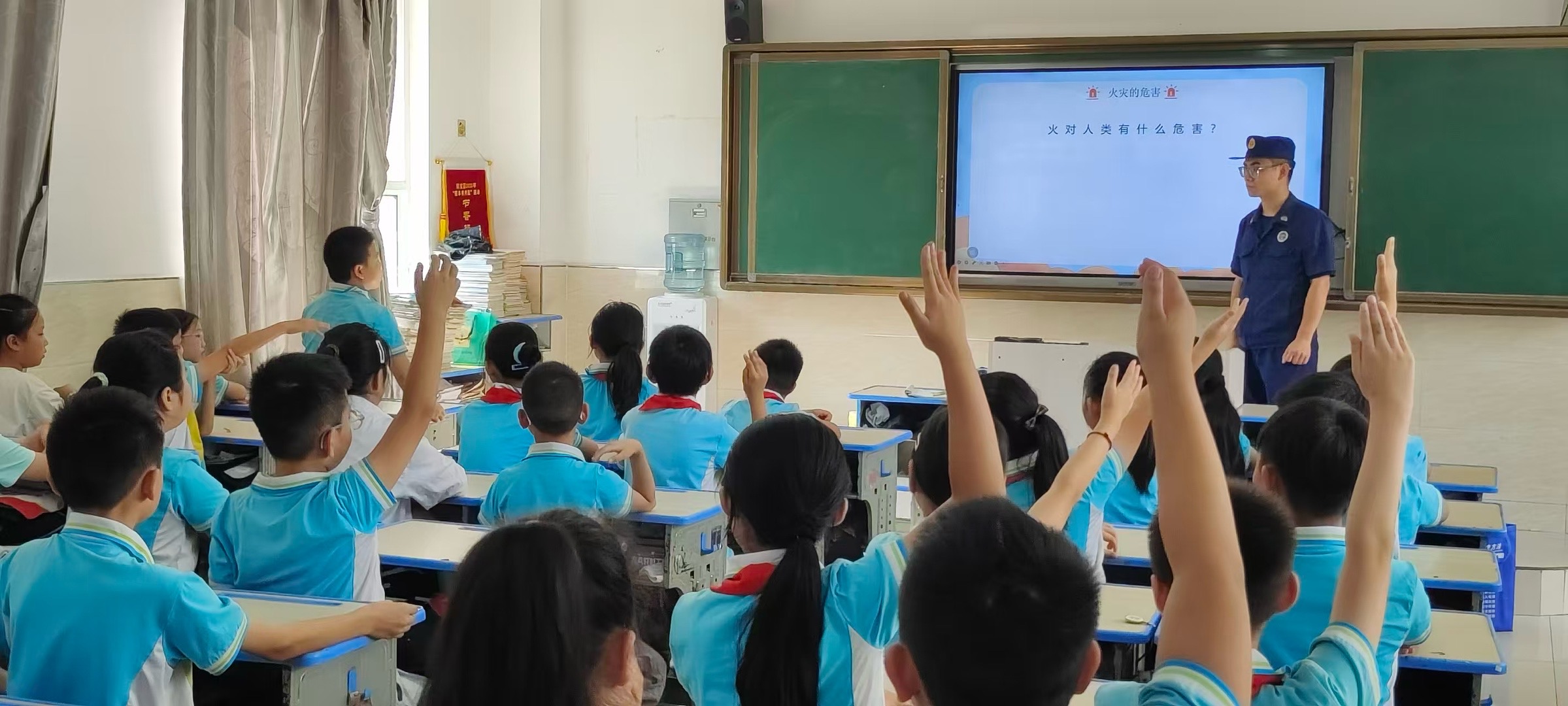 镇安县消防救援局深入辖区学校开展“开学第一课”消防宣传活动