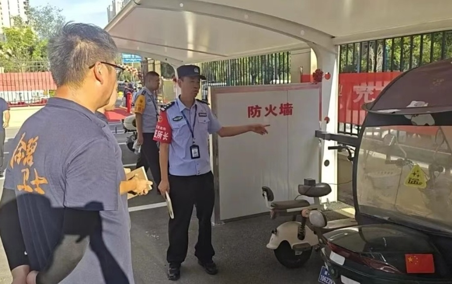 三原公安排查隐患补短板 警保联动守护小区平安