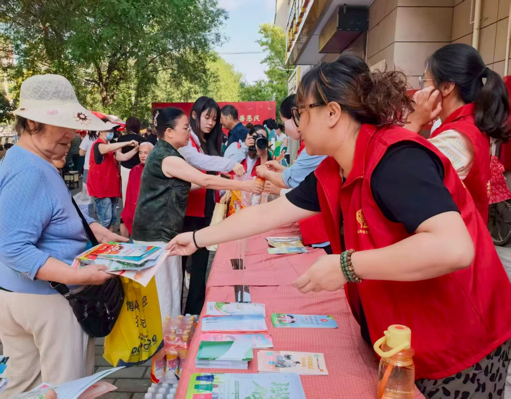 开展反诈宣传 守好居民“钱袋子”