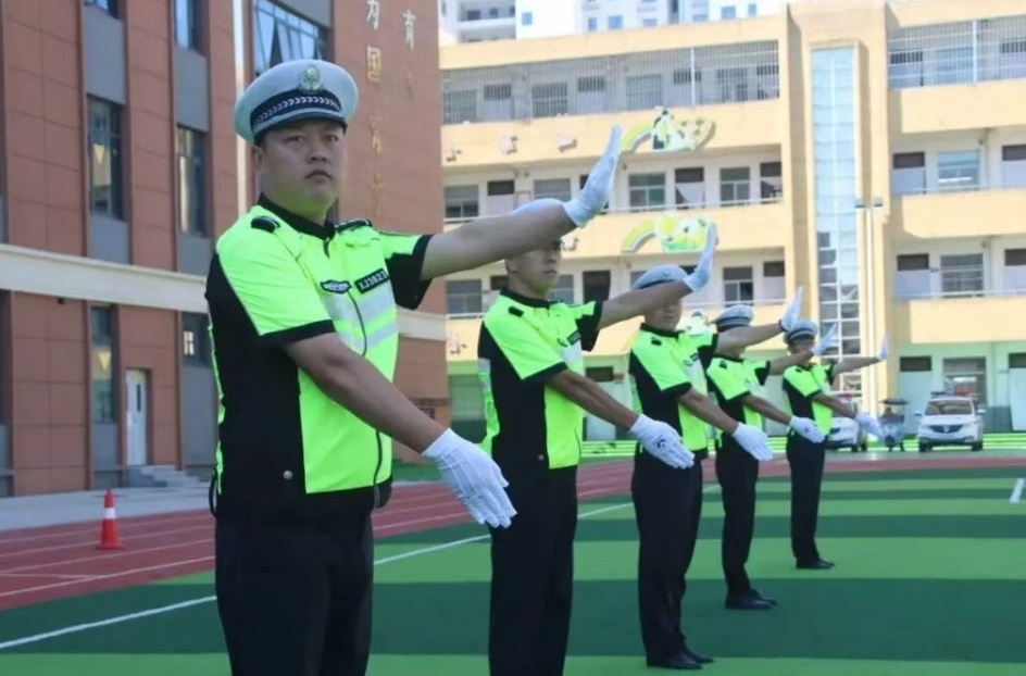 旬邑公安交管大队沉浸式“讲演”点亮平安开学季