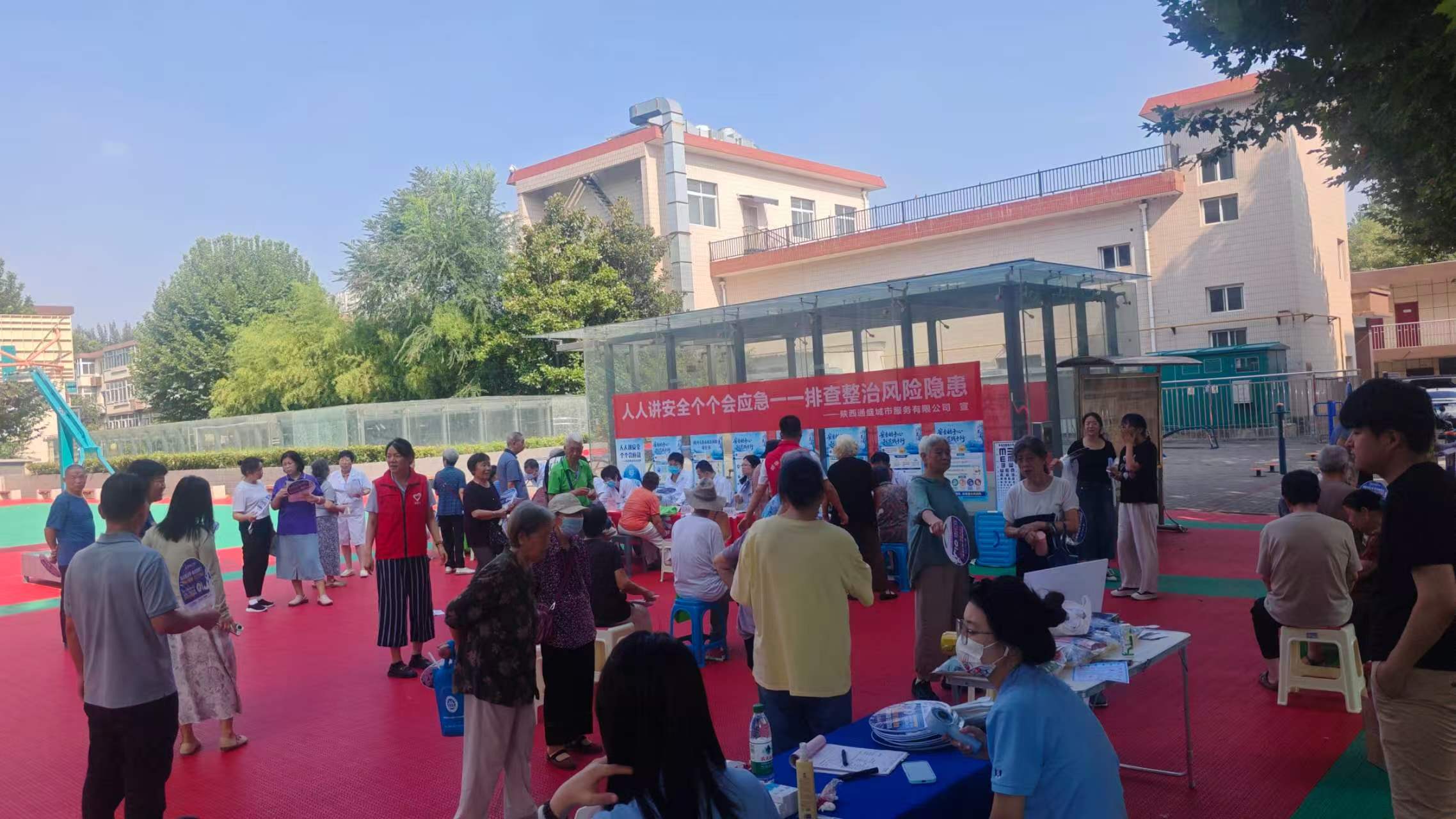 服务零距离 便民暖人心！翠华南路社区公益集市进院落