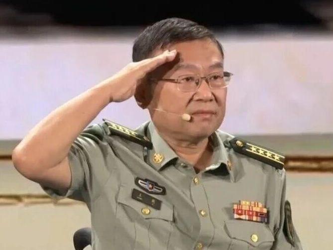 轮椅上的一个敬礼，看哭了……