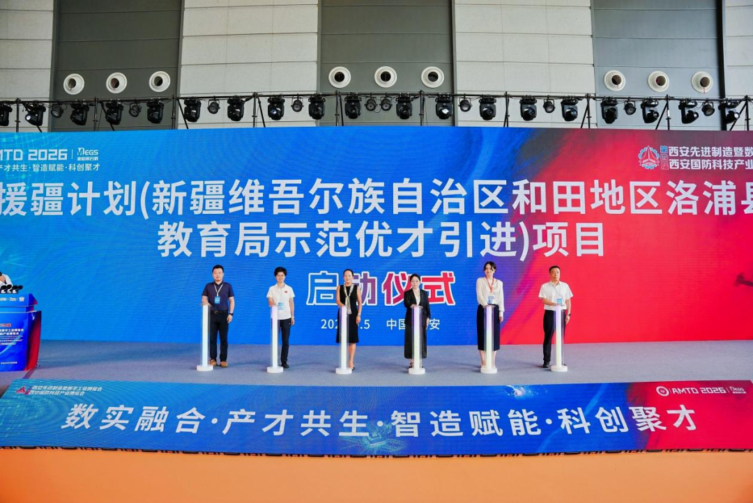 左起崔建斌、郭林、靳静、陈瑞红、于月、杨杰