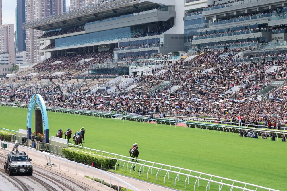 香港新赛马季揭幕 超43000名观众入场观赛