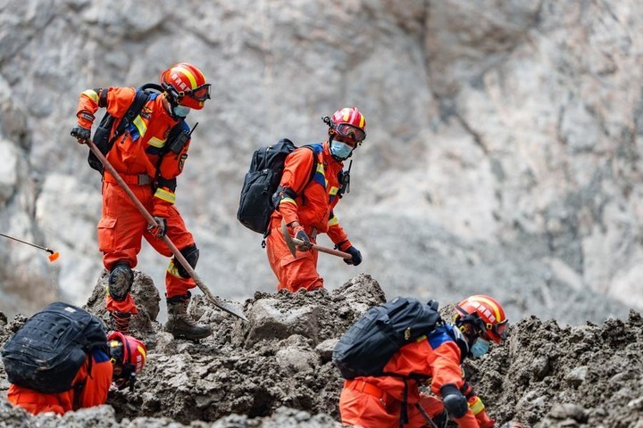 Rescuers work at the mudslide-hit Gyirong Port in southwest China's Xizang Autonomous Region, Sept. 6, 2026. (Xinhua/Tenzin Nyida)