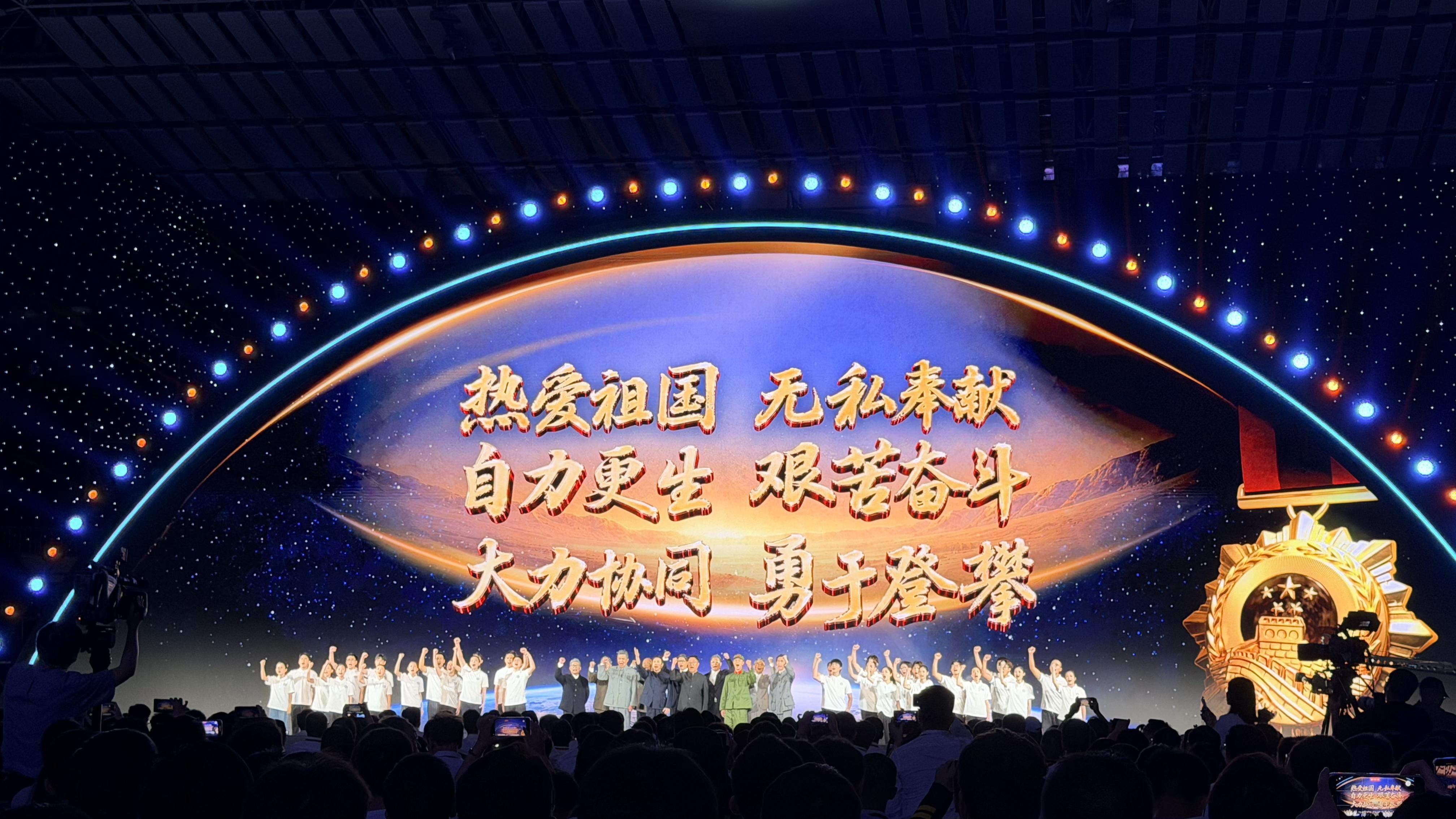 科研后备军的一场“精神入伍式”——记2026年“把青春华章写在祖国大地上”大思政课