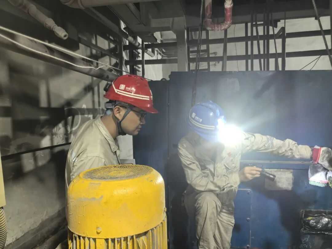 工装浸透油污 脚步从未停歇 抢修现场的每一分钟都在守护供电