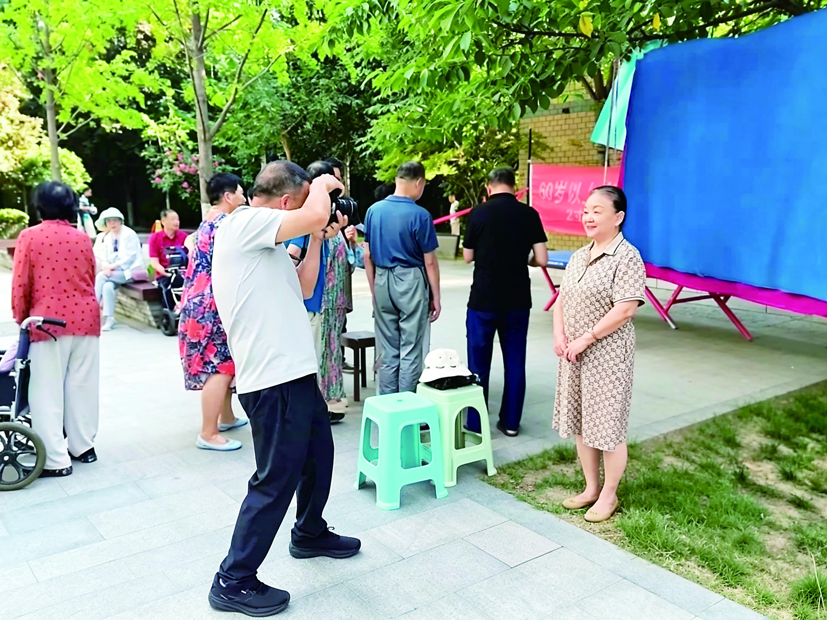 免费证件照拍摄服务进小区