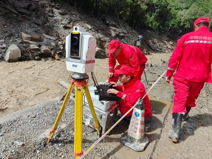 Rescuers use a laser-based AI monitoring device to dynamically monitor risks such as landslides and falling rocks at the mudslide-hit area in Gyirong County, southwest China's Xizang Autonomous Region, Aug. 30, 2026. (Xinhua/Jigme Dorje)