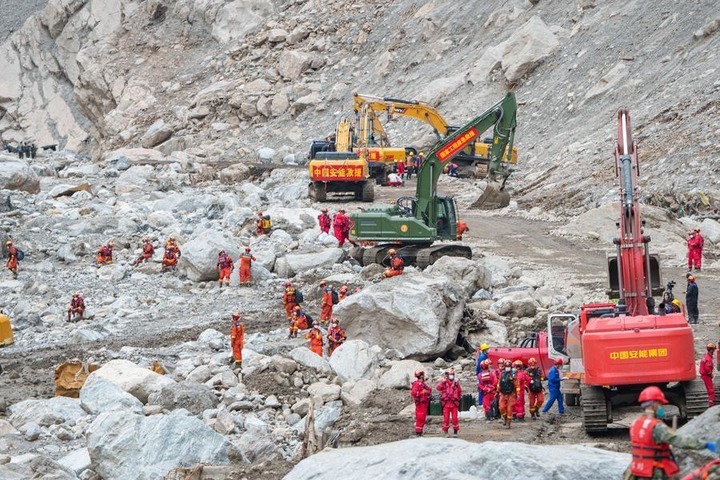 Rescuers conduct search and rescue operations at the mudslide-hit Gyirong Port in southwest China's Xizang Autonomous Region, Sept. 2, 2026. (Xinhua/Tenzin Nyida)