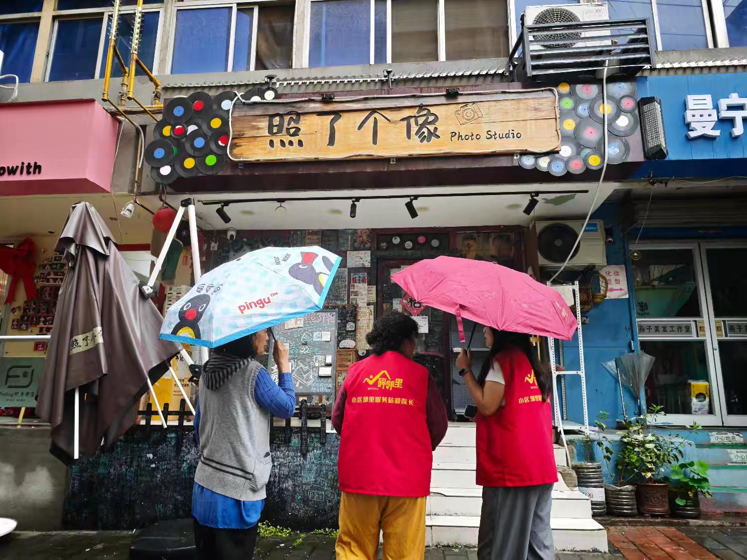 雨幕排查消隐患！楼院长守护老旧街巷居民用电安全