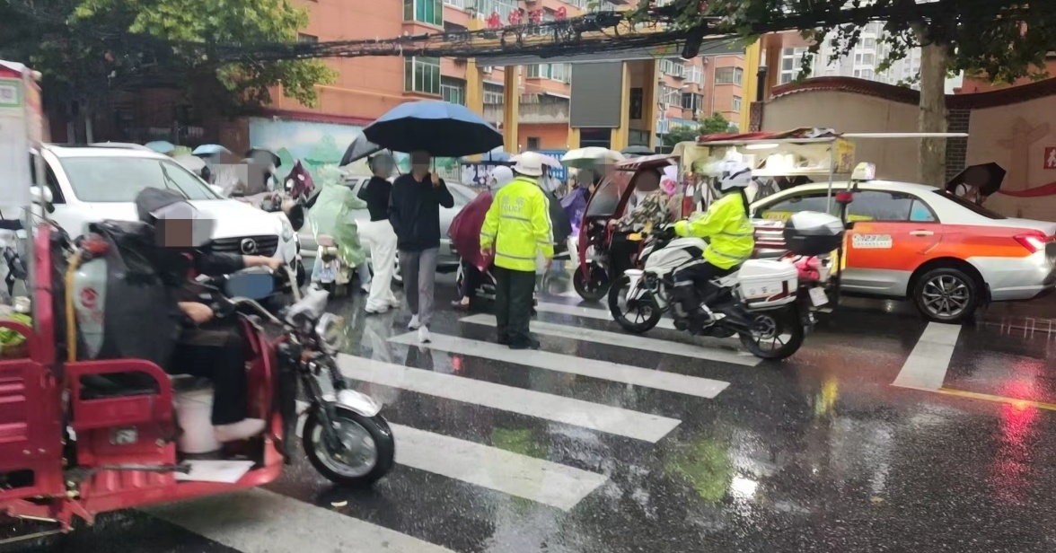 渭城交警暖心劝导让城市“烟火气”更具“文明味”