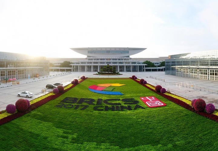 Photo taken on Aug. 24, 2017 shows a flowerbed at the Xiamen International Conference and Exhibition Center in Xiamen, southeast China's Fujian Province. (Xinhua/Jiang Kehong)