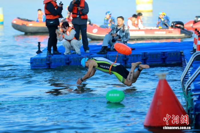 300名选手逐浪沙湖 宁夏铁人三项公开赛鸣枪开赛