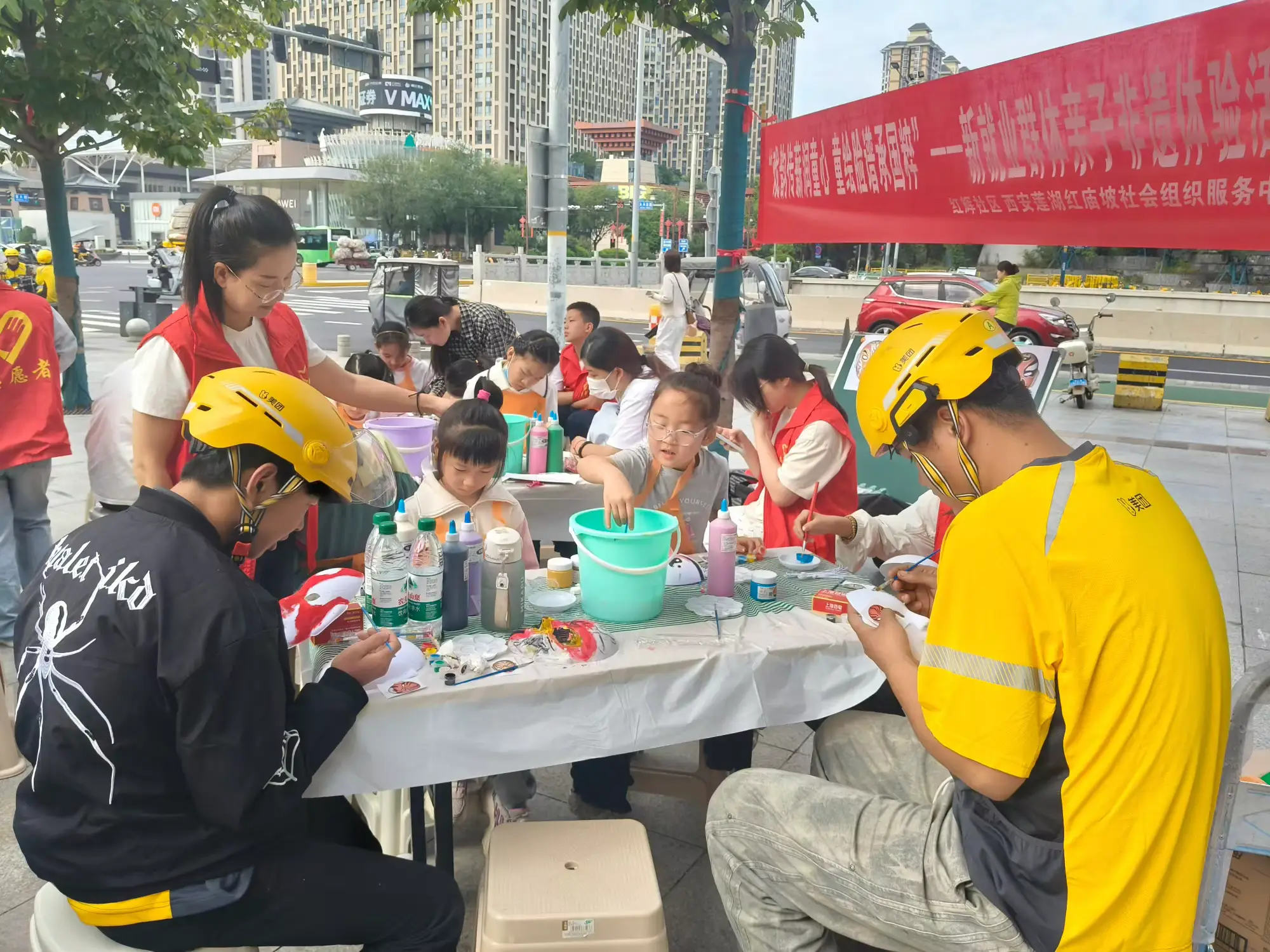 非遗脸谱绘童趣 温情服务暖“新”相伴