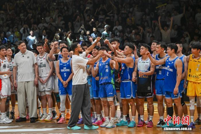 粤BA明星赛举行 NBA球星库里现身赛场