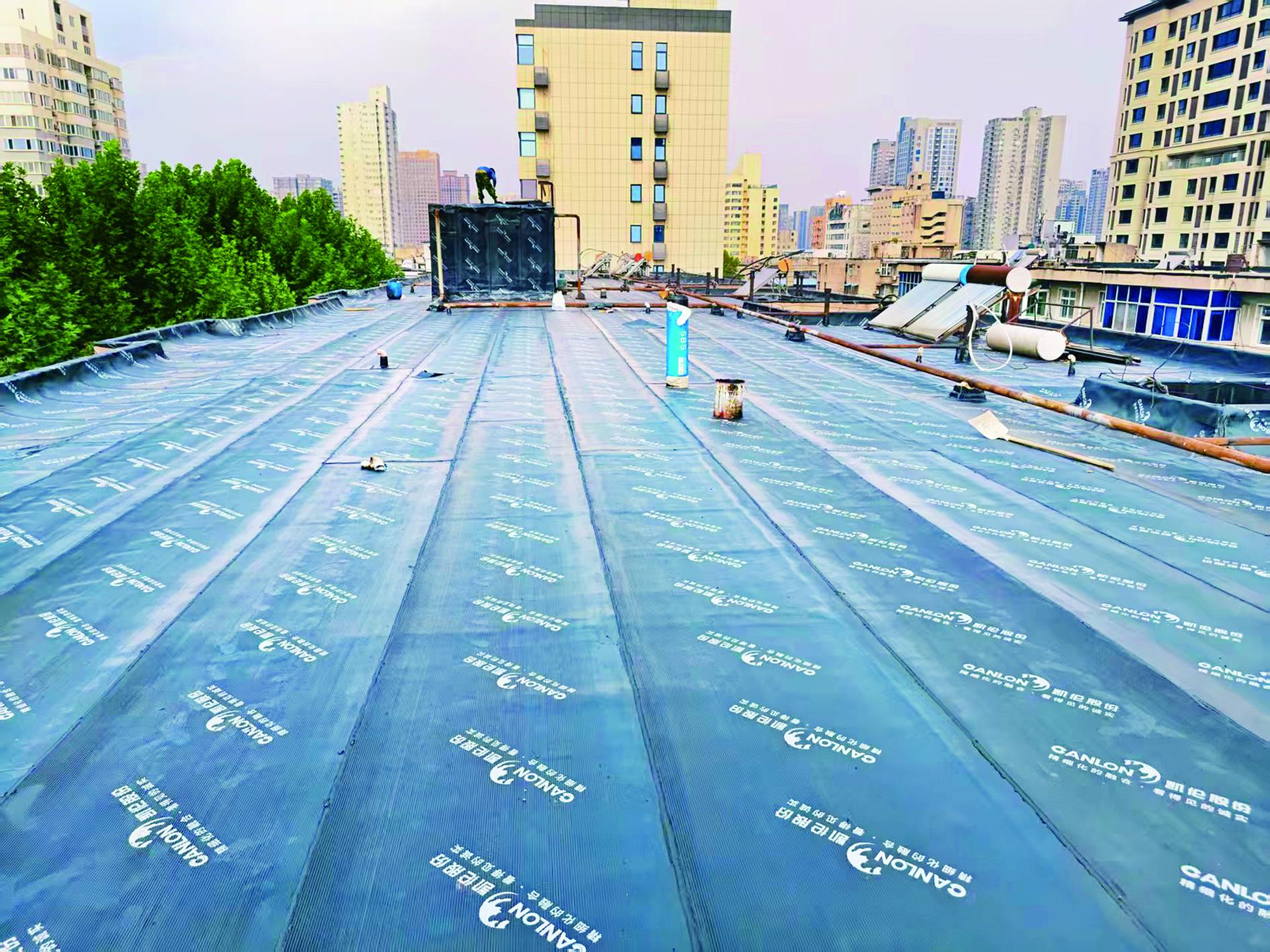 雨天漏水发愁调解团出手解民忧