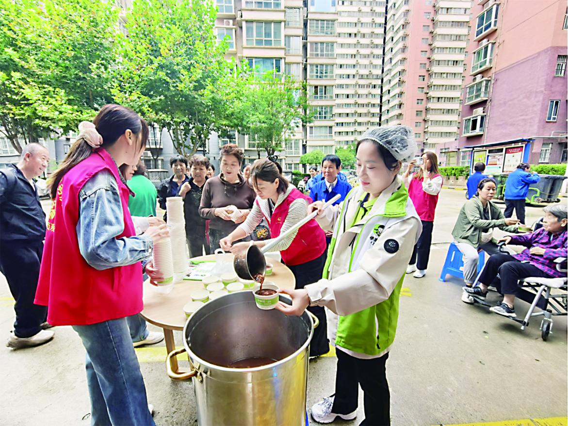 粥香飘小区 温暖老人心