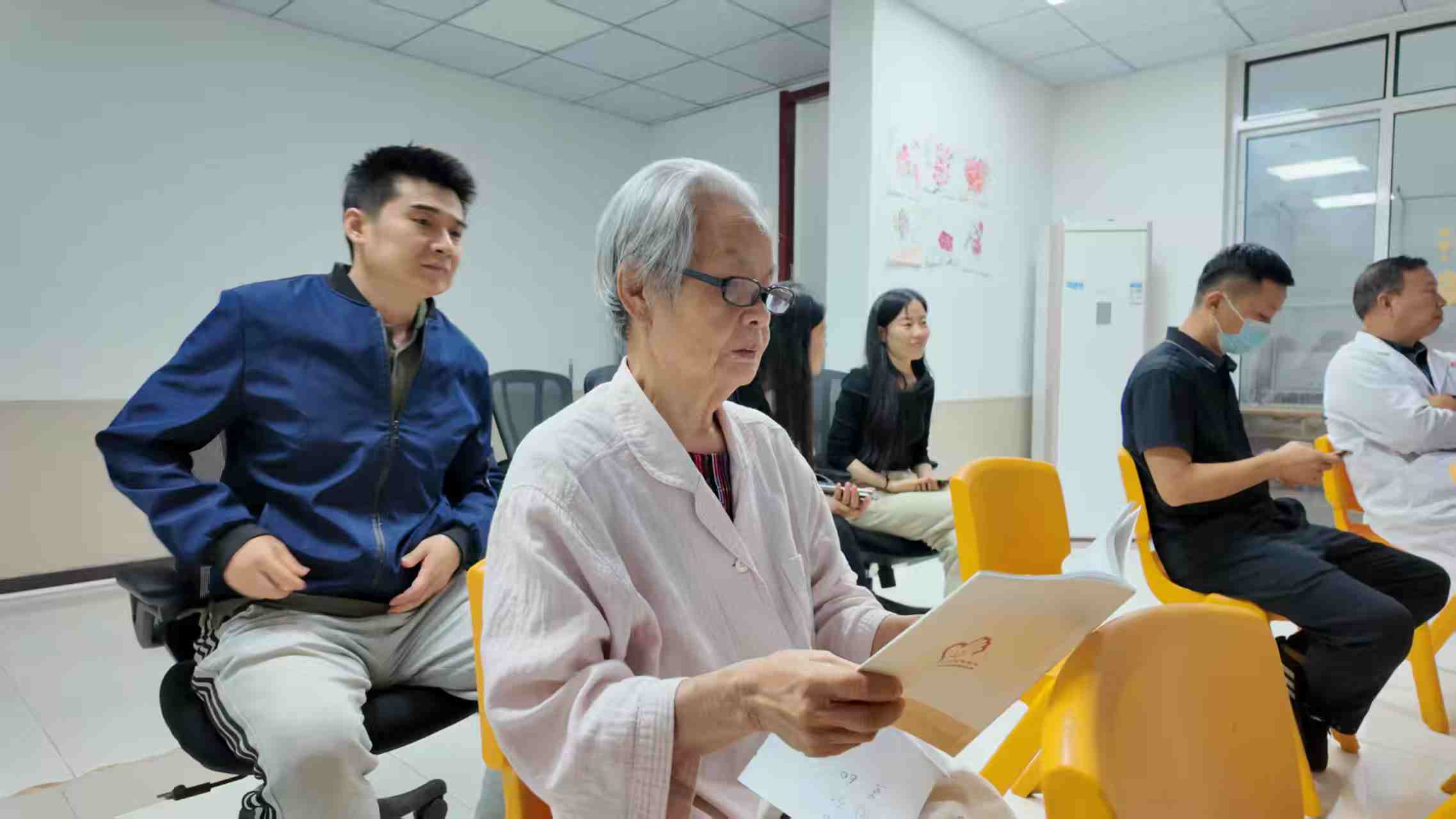入秋护筋骨 健康进社区