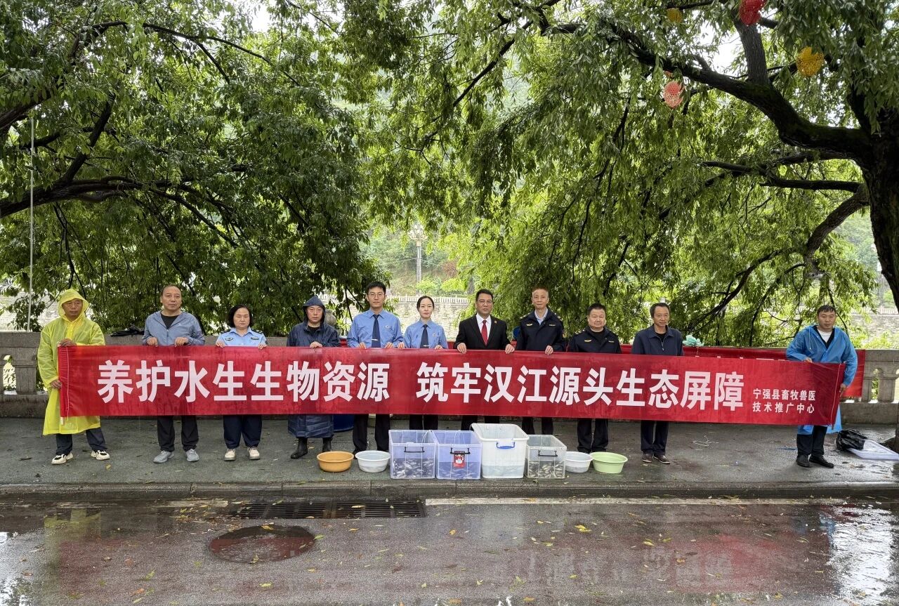 鱼跃玉带河  法治护碧水