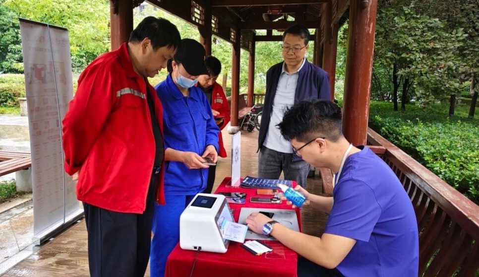 凉亭下摆起“流动办公桌” 未央区文景社区用“三张桌”把民心拢在身边