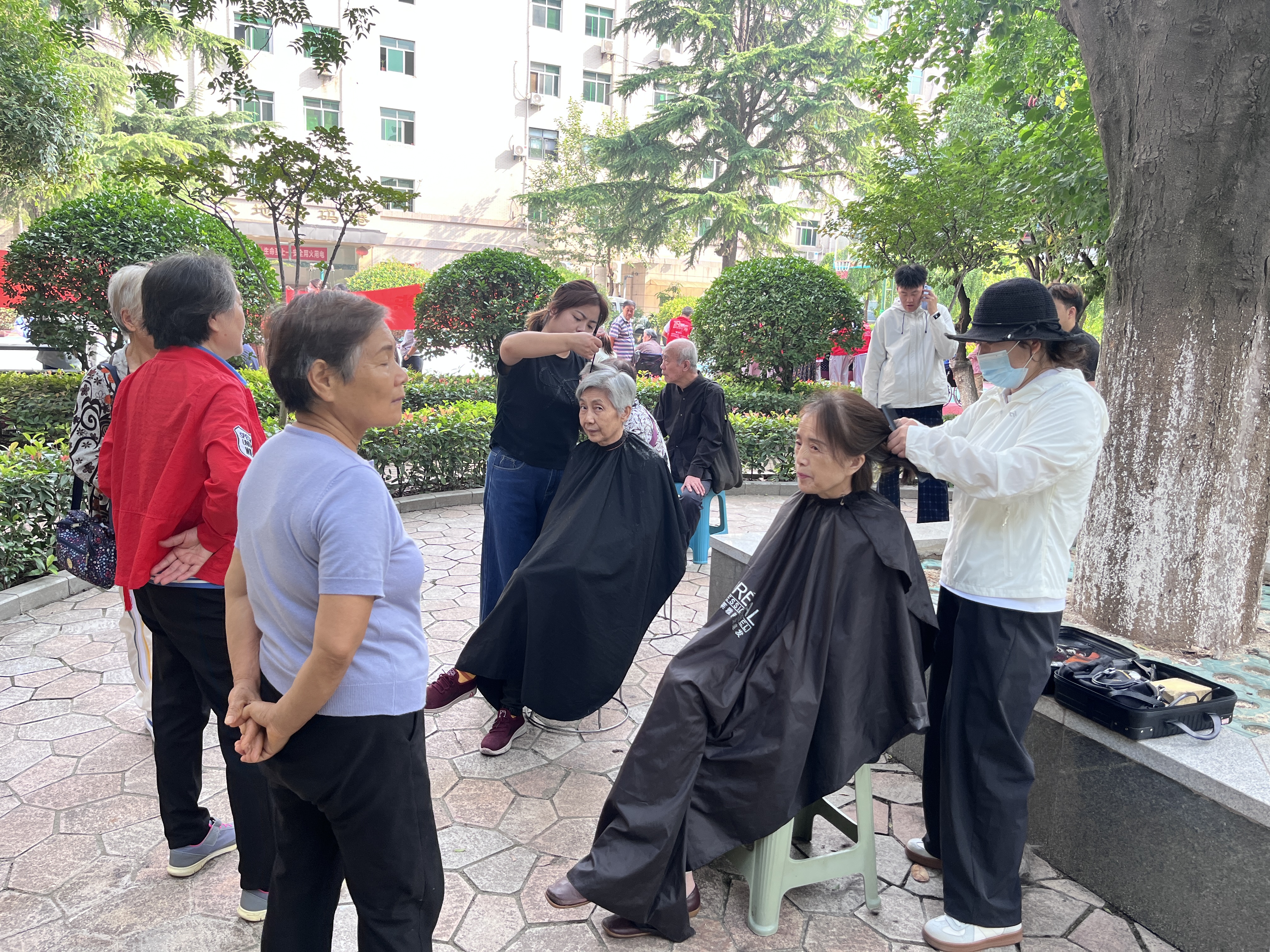 便民集市进社区 贴心服务暖民心