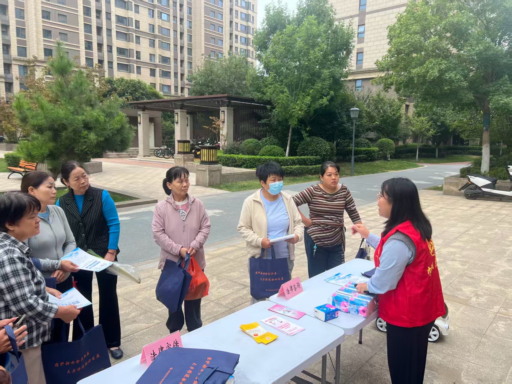 临潼区妇联开展网络安全宣传周进社区活动
