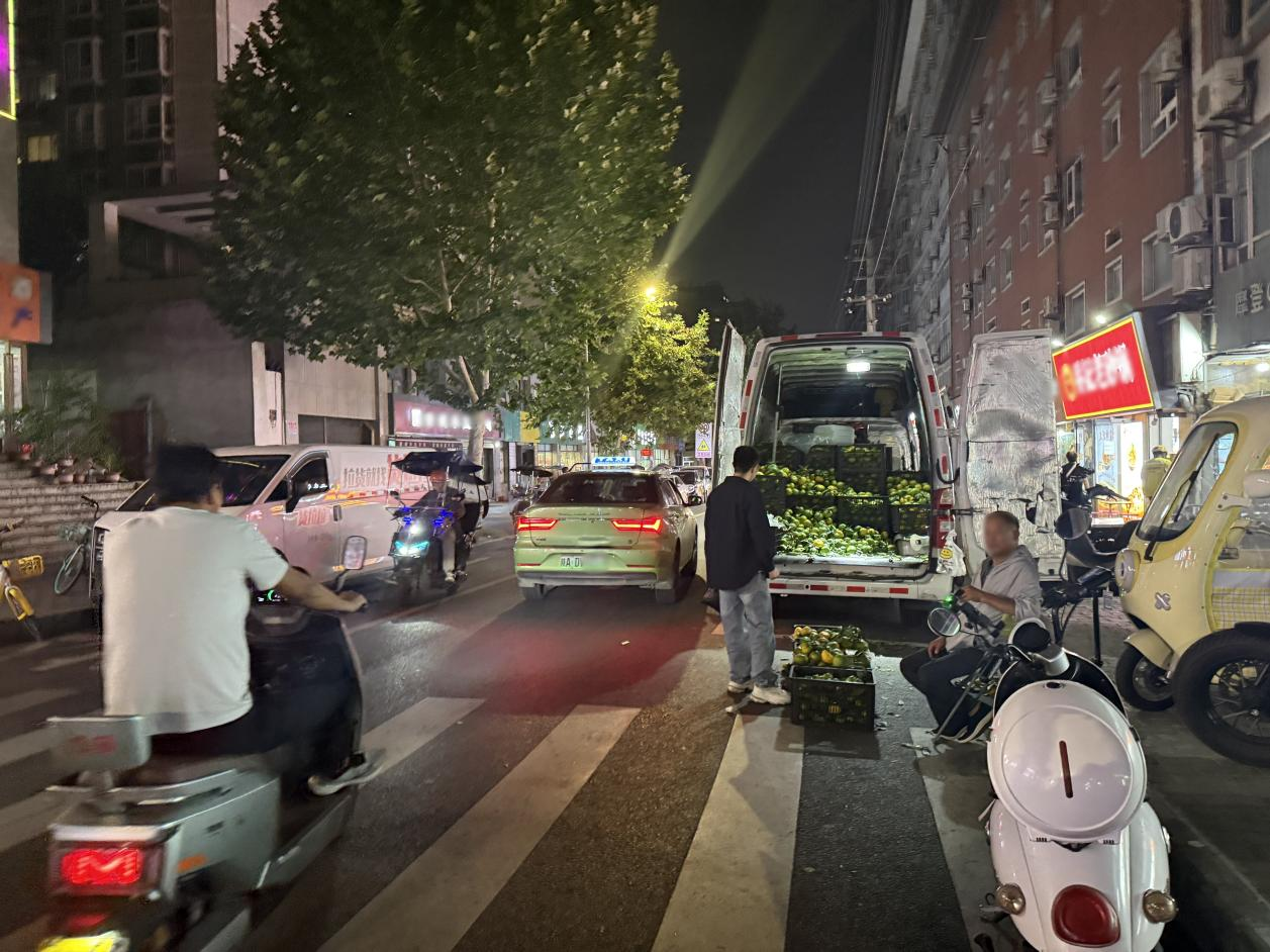 图说:街头抓拍到的“以车代店”情况(摄于9月17日) 配图2