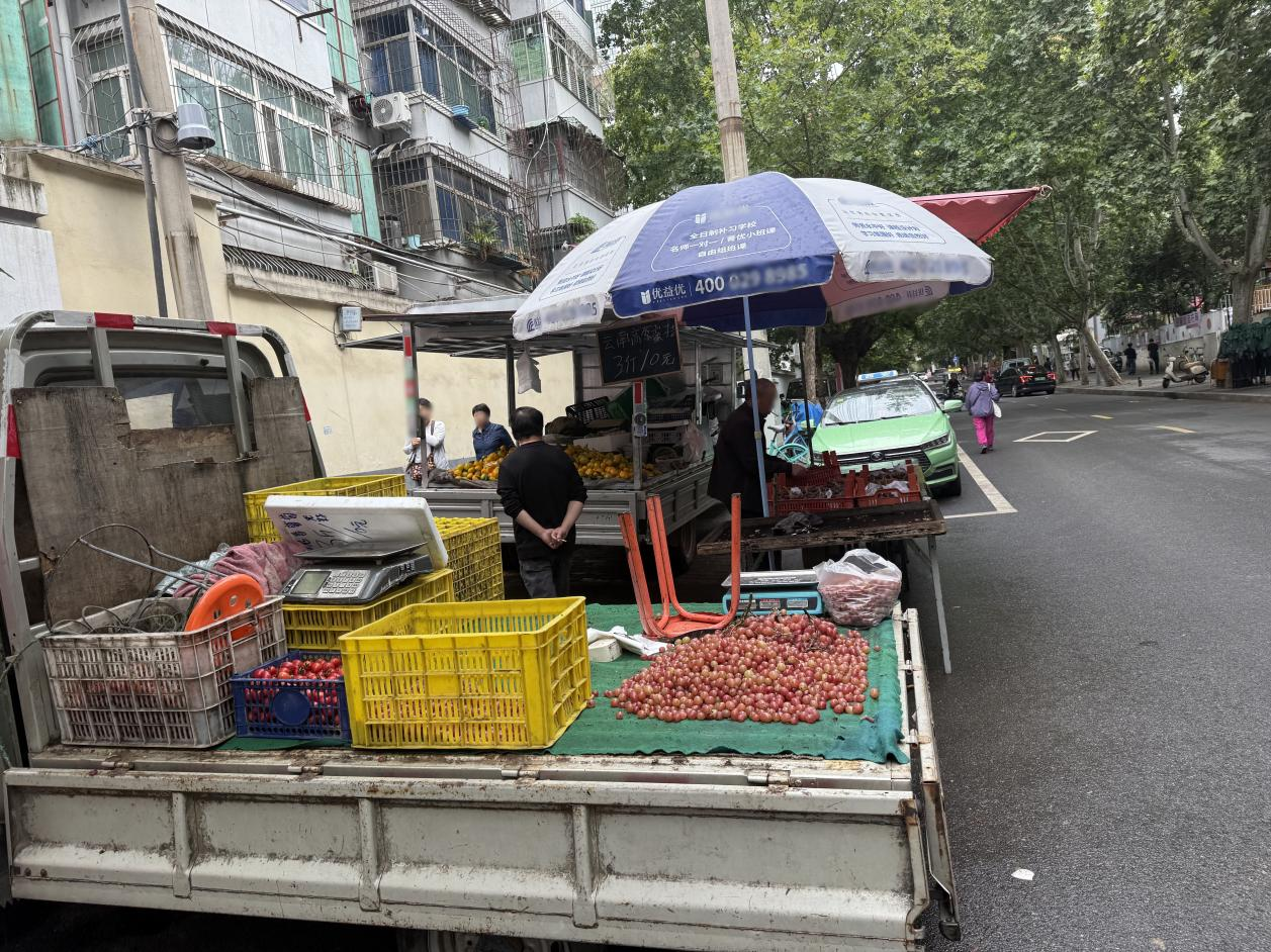 图说:街头抓拍到的“以车代店”情况【摄于9月11日】 配图1