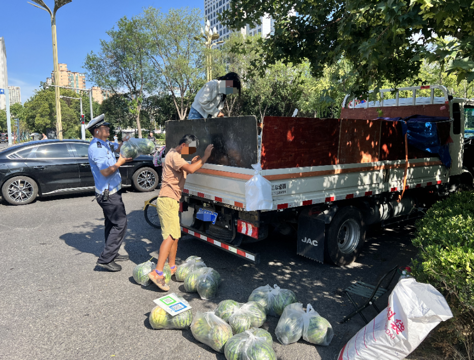 交警劝导商户前往市场摆摊【资料照片】 配图4
