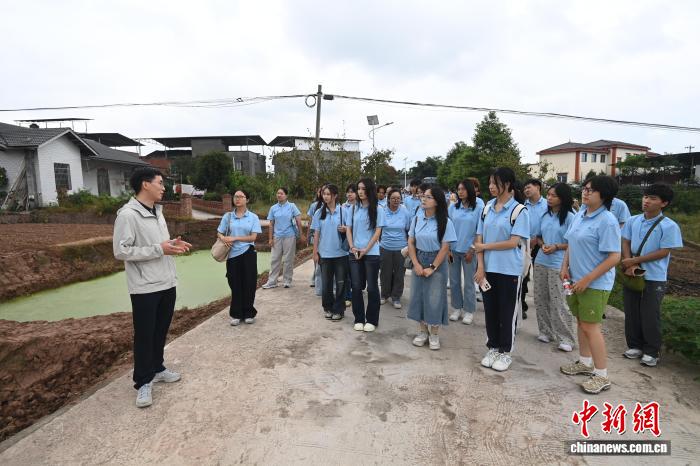把“开学第一课”搬进乡村  西南大学新生田间地头悟专业