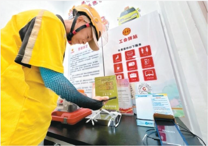 “小哥广场”聚起微光 城市奔跑者变身社区治理合伙人