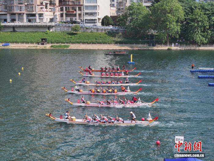 “广西龙超”吸引逾190支队伍参赛 留学生体验划桨逐浪