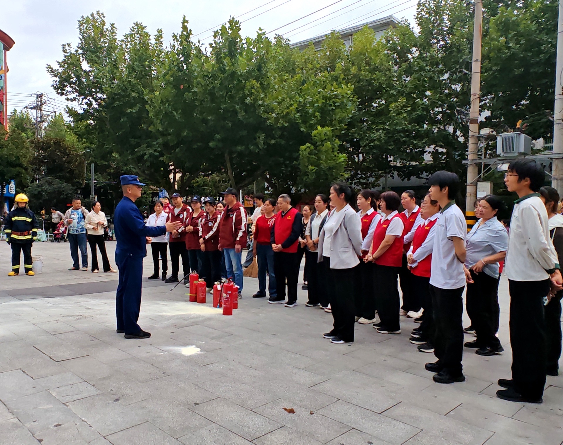 商南张淑珍志愿服务队联合社区开展国庆节前消防安全培训演练