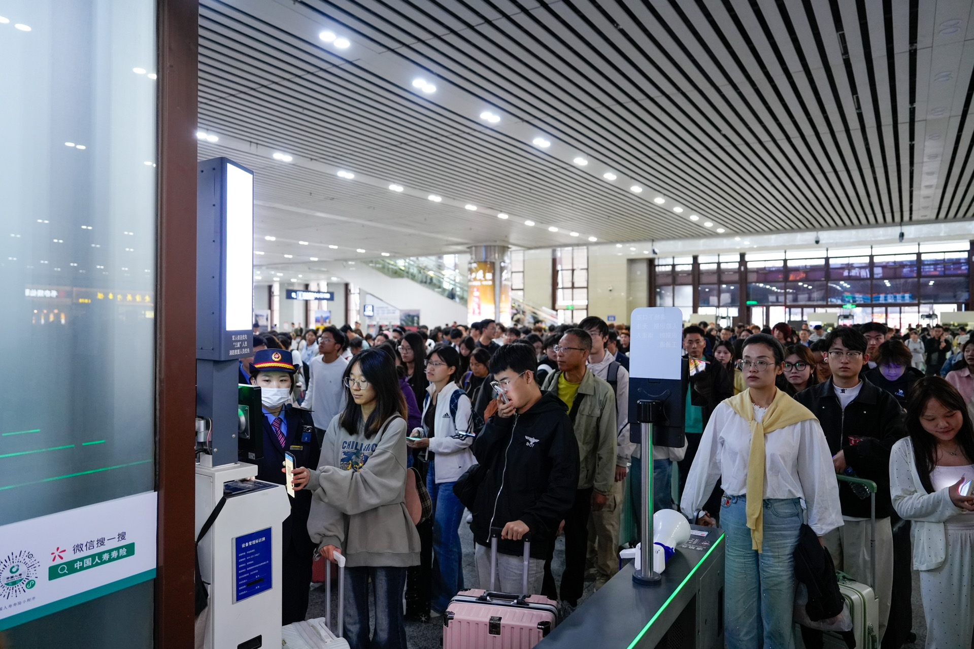 10月2日西安铁路局加开旅客列车165列全力保障旅客出行