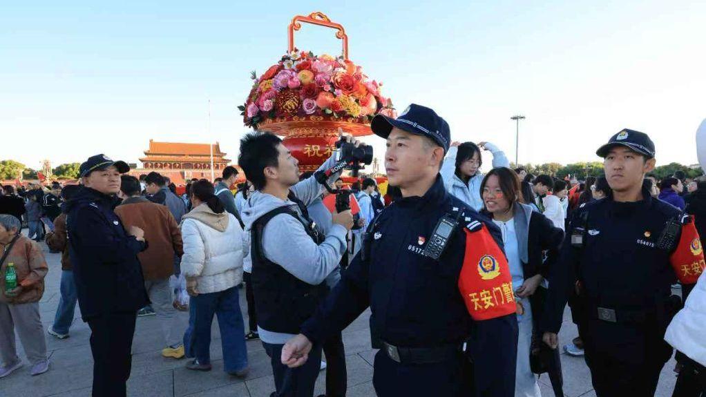 国庆假日，守护平安的那一抹“警察蓝”
