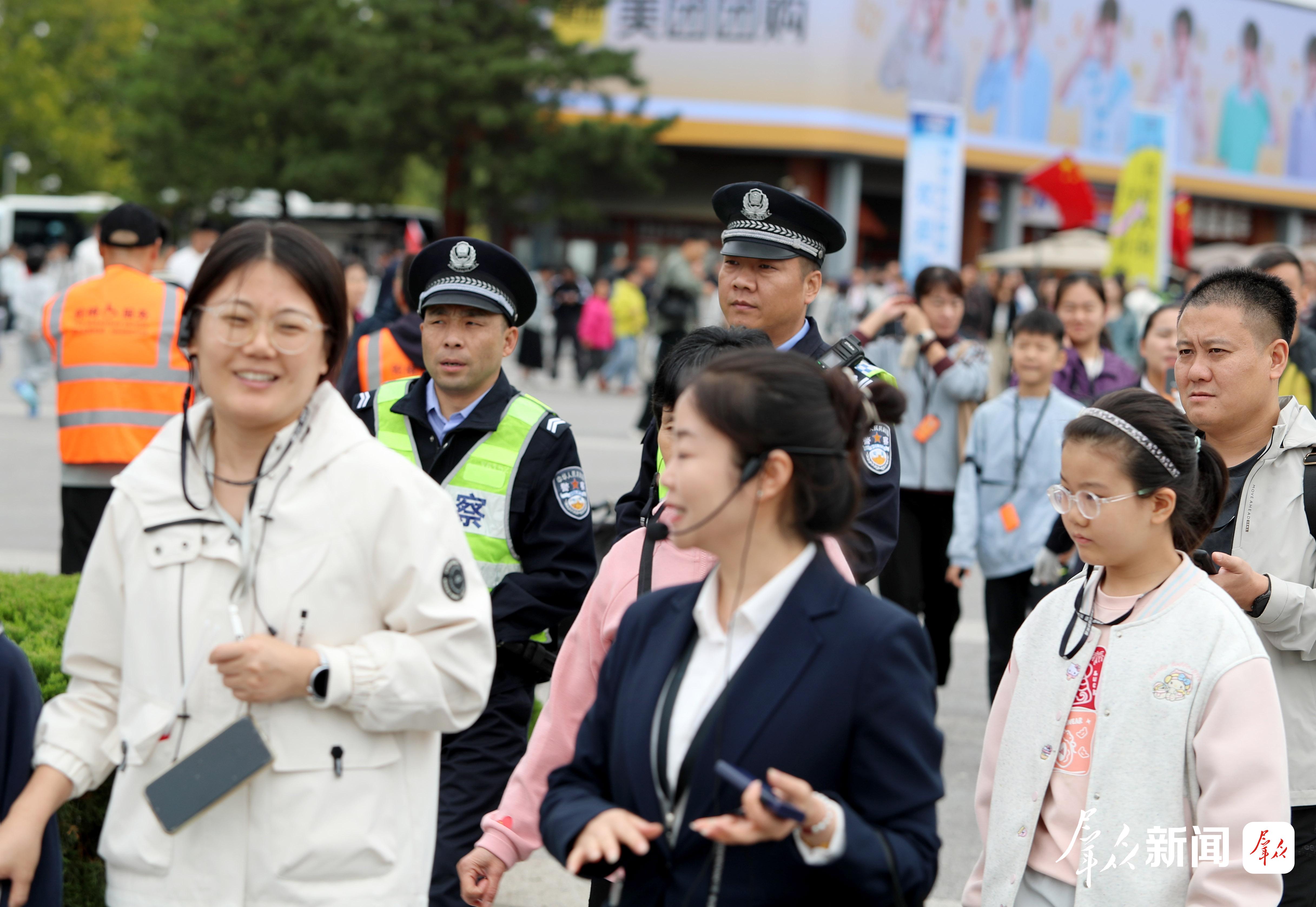 10月1日,西安市公安局临潼分局秦俑派出所教导何磊带领辅警在秦始皇帝陵博物院北广场开展巡逻工作。