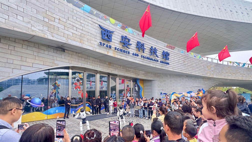 从“看风景”到“探未来”，科技游“点亮”假日文旅新体验